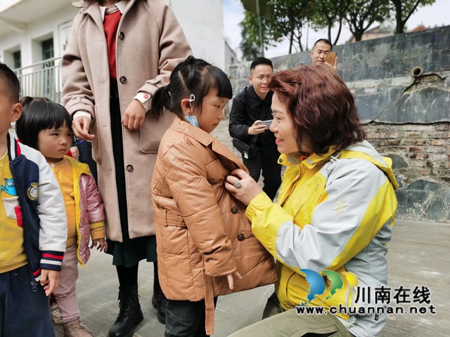 爱心企业到叙永县开展爱心衣物捐赠活动(图5)