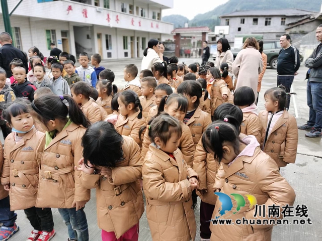 爱心企业到叙永县开展爱心衣物捐赠活动(图1)