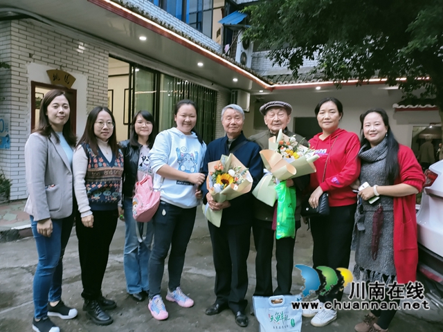 金秋重九会昔闻!民盟泸州市老年青年妇女专委会看望老盟员(图1) 金秋重九会昔闻!民盟泸州市老年青年妇女专委会看望老盟员(图1)