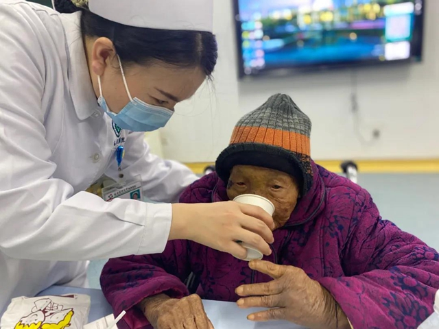 重阳节|听说车子接她去泸州，115岁“高三婆”笑了！(图5)