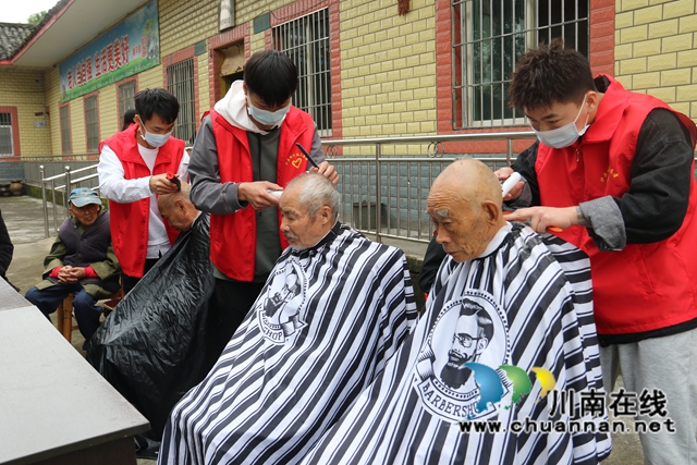 泸县潮河镇：新阶人士为老人爱心义剪(图1)