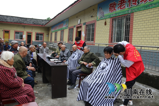 泸县潮河镇：新阶人士为老人爱心义剪(图3)