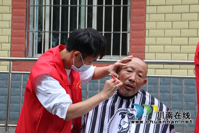 泸县潮河镇：新阶人士为老人爱心义剪(图4)