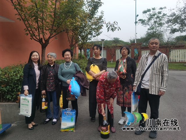 民盟泸州十二中支部开展“九九话重阳，感恩在我心”慰问退休盟员教师活动(图1)