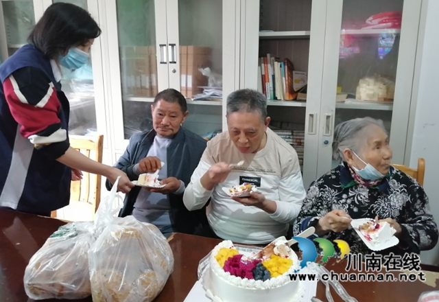 江阳区北城街道东门口社区开展重阳节“敬老爱老”慰问活动(图4)