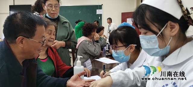 九九重阳节，情暖夕阳红！泸州市人民医院在市老年大学开展义诊活动(图3)