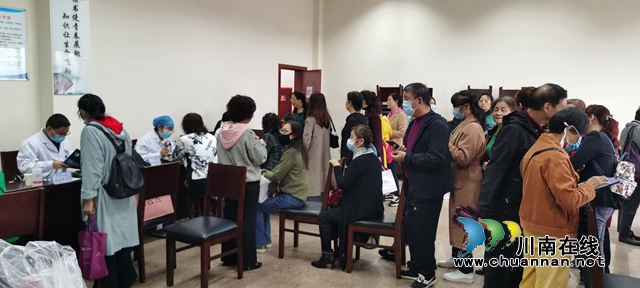九九重阳节，情暖夕阳红！泸州市人民医院在市老年大学开展义诊活动(图2)