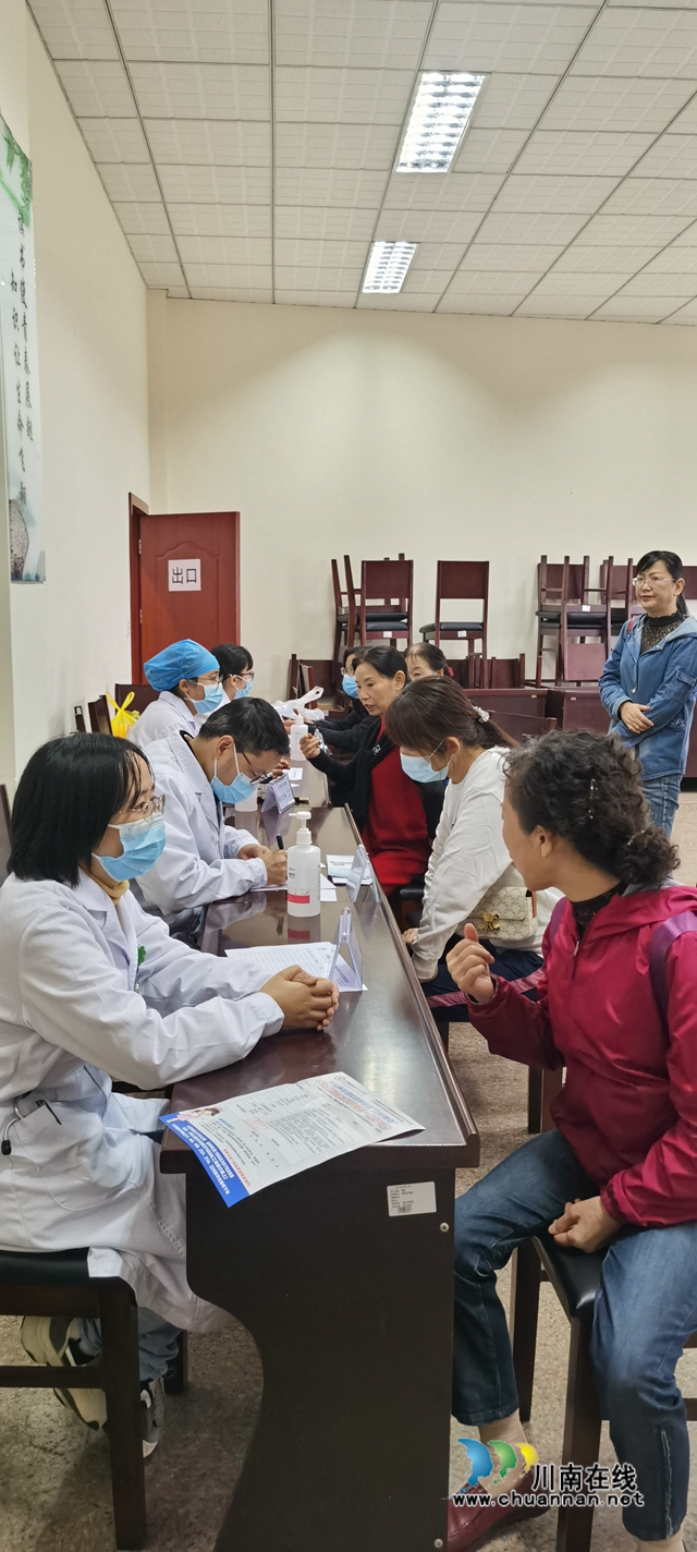九九重阳节，情暖夕阳红！泸州市人民医院在市老年大学开展义诊活动(图4)