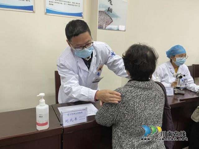 九九重阳节，情暖夕阳红！泸州市人民医院在市老年大学开展义诊活动(图7)