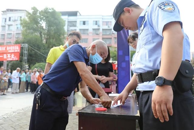 泸县玄滩派出所举行返赃仪式，7台摩托车和1台发电机！(图3)