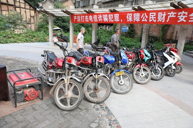 泸县玄滩派出所举行返赃仪式，7台摩托车和1台发电机！(图2)