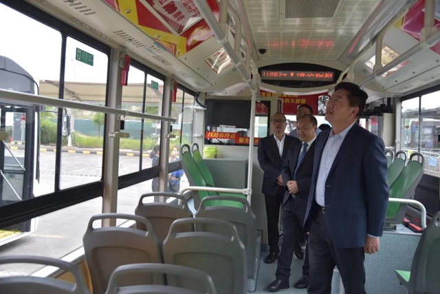 中国道路运输协会城市客运分会理事长王春杰莅临泸州公交调研指导工作(图1)