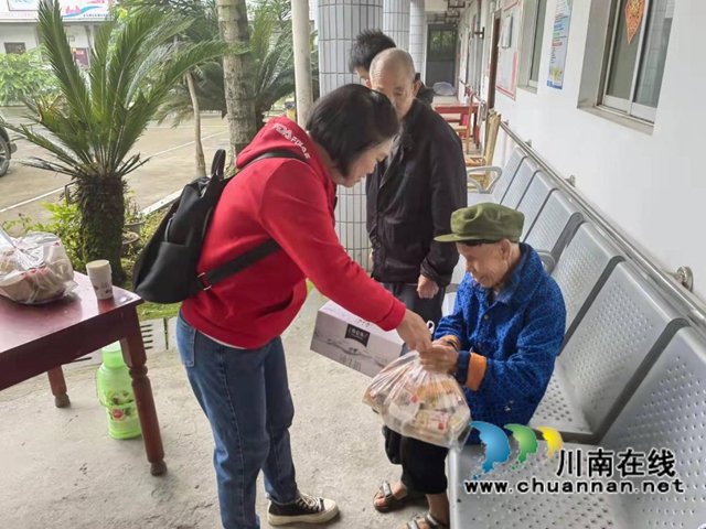 龙马潭区鱼塘街道石堡湾社区：九九重阳节，浓浓敬老情(图1)