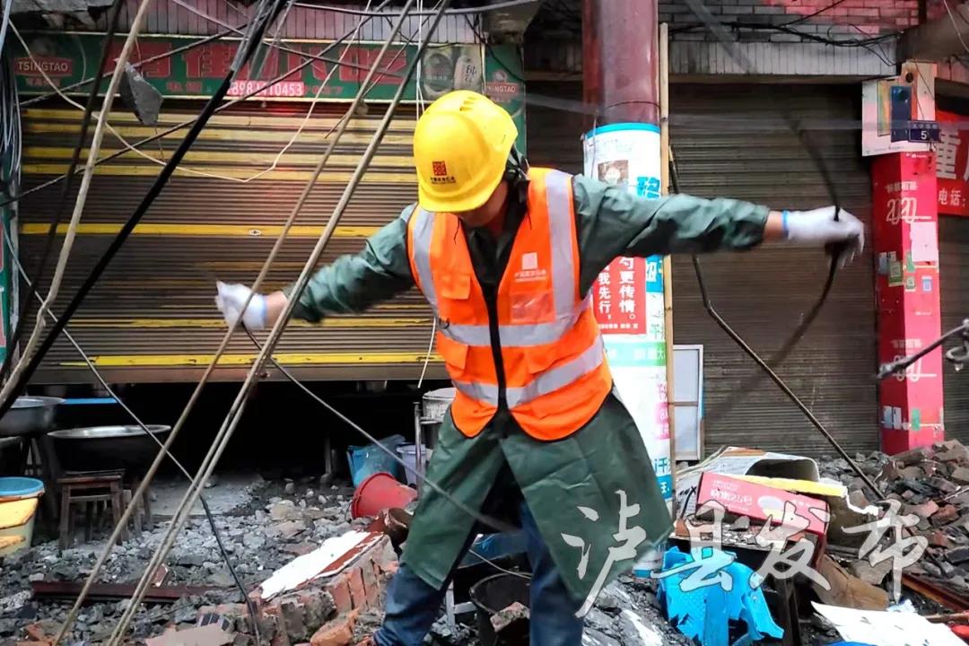 温暖！30张照片定格抗震救灾感人瞬间(图3)