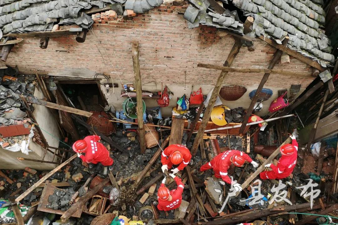 温暖！30张照片定格抗震救灾感人瞬间(图4)