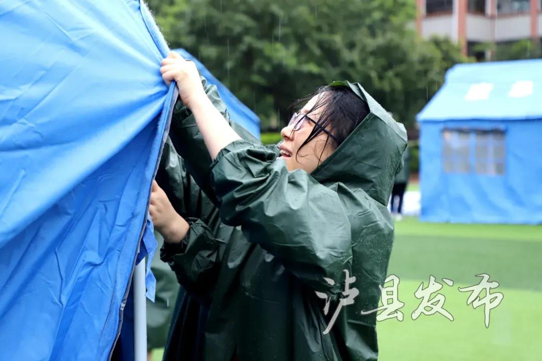 温暖！30张照片定格抗震救灾感人瞬间(图5)