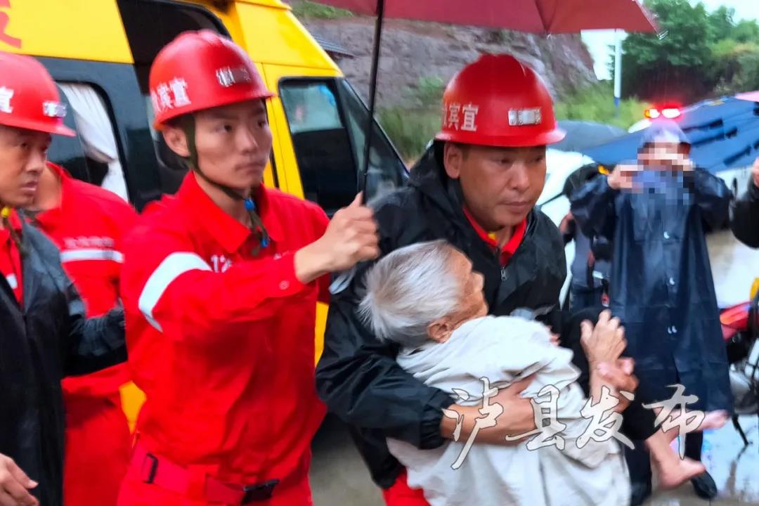 温暖！30张照片定格抗震救灾感人瞬间(图6)