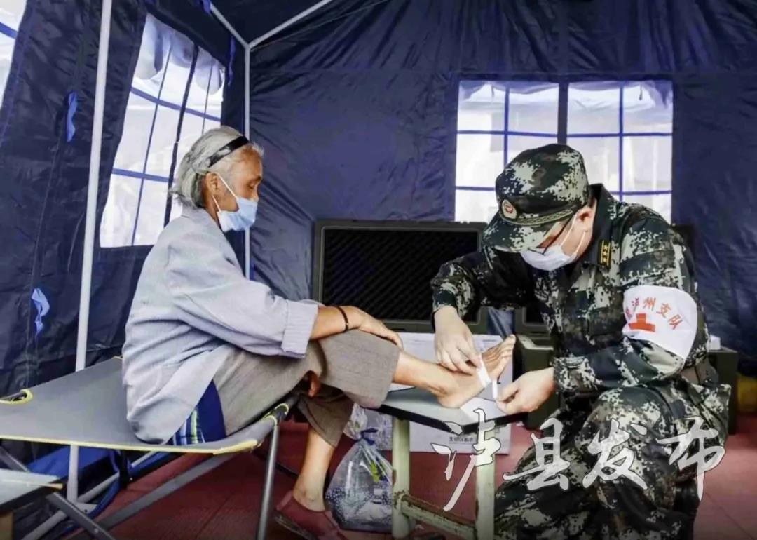 温暖！30张照片定格抗震救灾感人瞬间(图7)