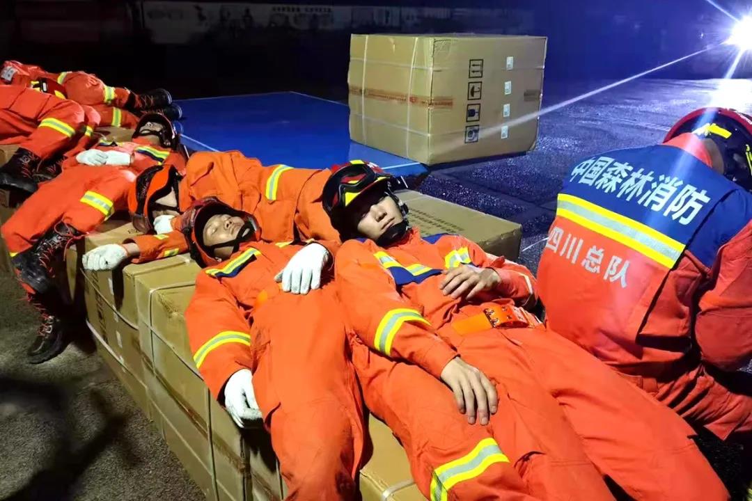 温暖！30张照片定格抗震救灾感人瞬间(图8)