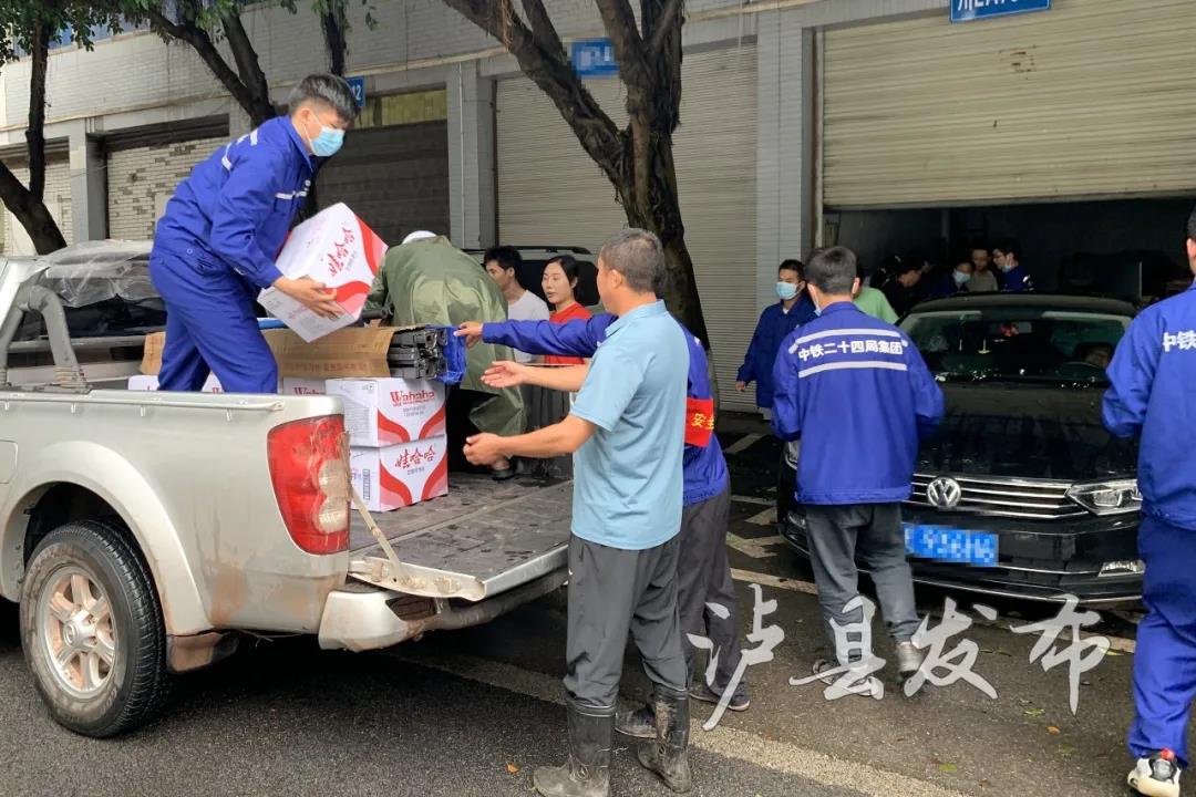 温暖！30张照片定格抗震救灾感人瞬间(图10)