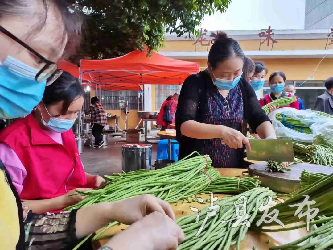 温暖！30张照片定格抗震救灾感人瞬间(图12)