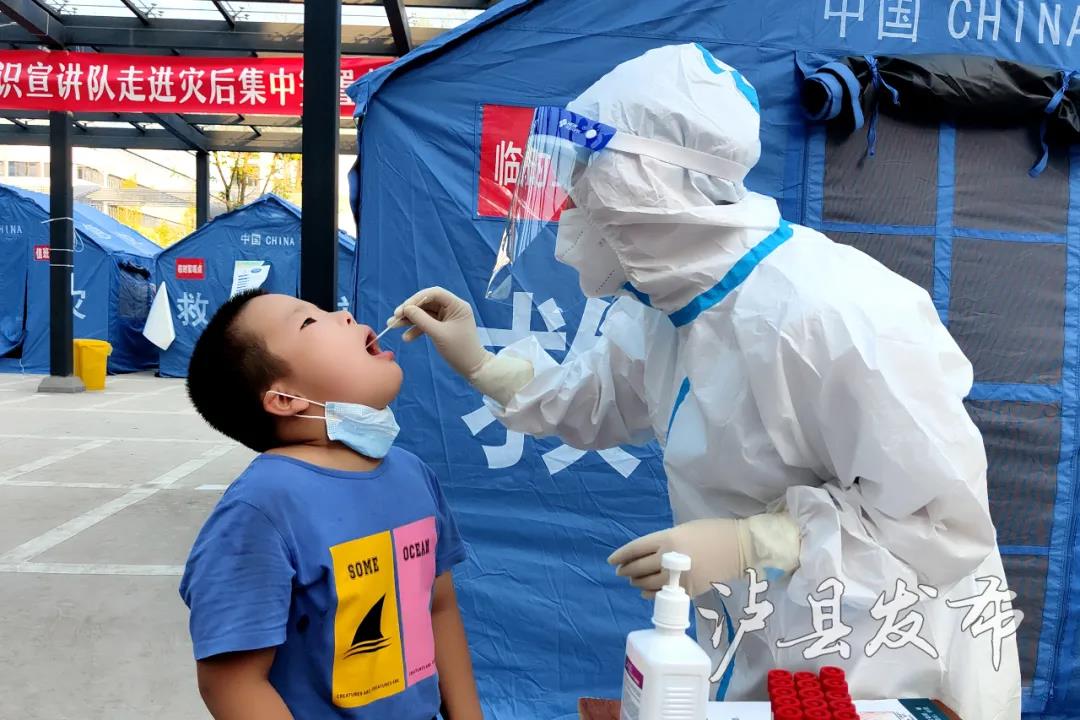 温暖！30张照片定格抗震救灾感人瞬间(图15)