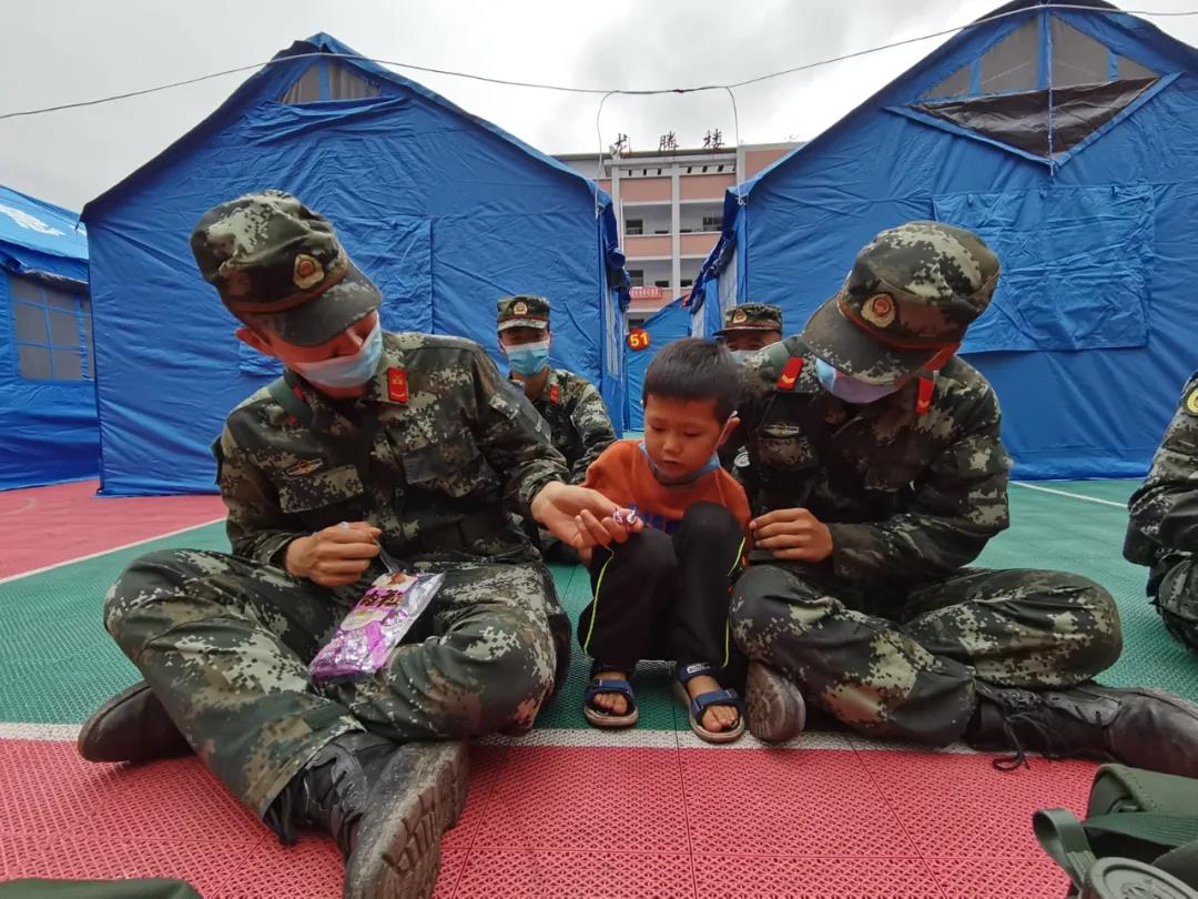 温暖！30张照片定格抗震救灾感人瞬间(图17)