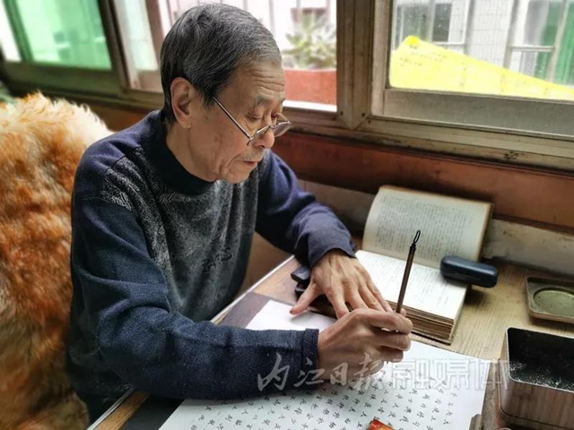 手抄四大名著，写秃100多支毛笔，内江这位七旬老人令人敬佩！