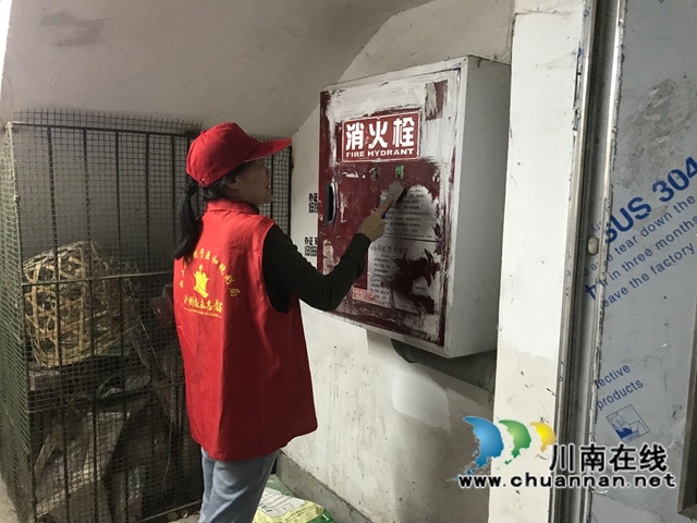 叙永县自然资源和规划局开展“傍晚一小时”清理牛皮癣活动(图1)