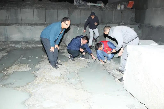 恐龙?还是……隆昌这里一工地挖出巨型骨骼化石(图2) 恐龙?还是……隆昌这里一工地挖出巨型骨骼化石(图2)