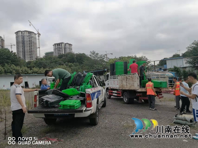 龙马潭区向各镇街发放分类垃圾桶和垃圾袋(图1)