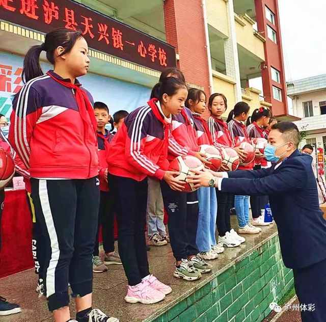 点滴汇公益，真情暖校园！泸州体彩“助力乡村振兴”公益行动走进泸县天兴镇一心学校(图2)