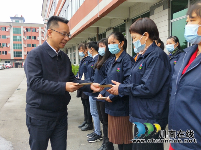 省人社厅副厅长黄晓东到泸县走访调研企业慰问受灾农民工(图1)