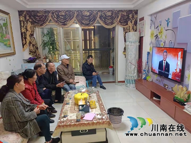 龙马潭区红星街道长桥社区万象城网格党支部组织党员观看《党课开讲啦》第一期《党的光辉历程》(图1)