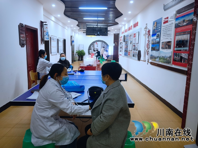 龙马潭区红星街道龙桥子社区联合红星卫生院开展“携手家庭医生 共筑健康生活”全民预防保健免费体检进社区活动(图1)