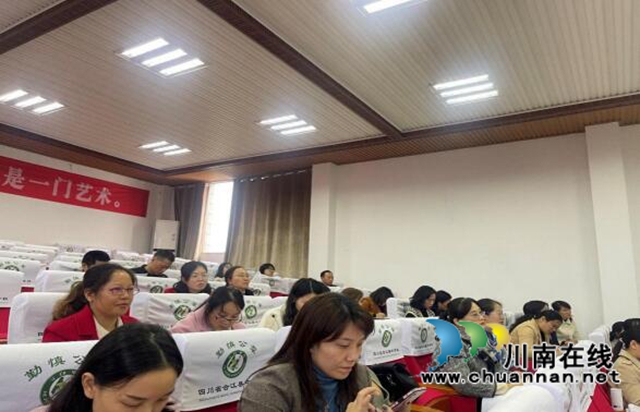 群英荟萃！合江县张洪英英语工作室第二次研修活动在合江中学顺利开展(图2)