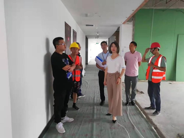 泸州高新区企服局现场督促中电(泸州)产业园的装修进程(图1) 泸州高新区企服局现场督促中电(泸州)产业园的装修进程(图1)