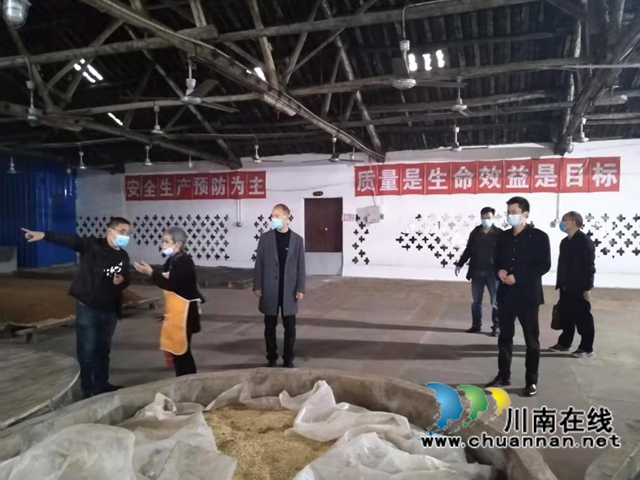 泸县市监局到云龙镇开展白酒小作坊治理能力提升验收工作(图1)