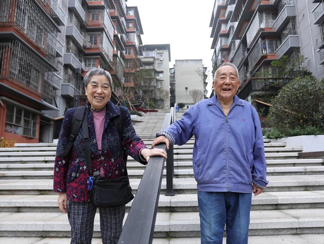 长明路灯、1966电话亭、东锅专线列车…自贡“山城巷”带你回到过去(图6) 长明路灯、1966电话亭、东锅专线列车…自贡“山城巷”带你回到过去(图6)