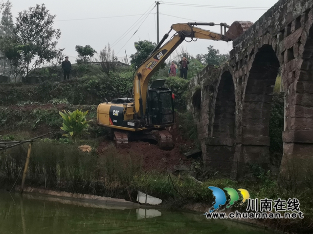 泸县百和镇：拆除废旧渡槽，守护生命通道(图1)
