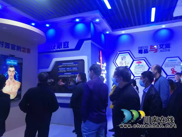 江阳区华阳街道：参观禁毒教育基地，增强防毒拒毒意识(图2)