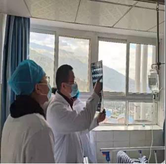 看病不再翻越3000米高山 彝乡百姓说:西南医大附院医生,瓦吉瓦!(图2) 看病不再翻越3000米高山 彝乡百姓说:西南医大附院医生,瓦吉瓦!(图2)