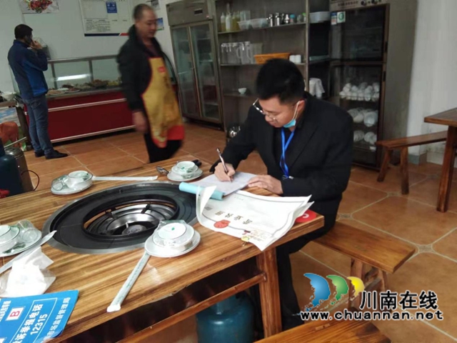 泸县云龙镇开展餐饮单位燃气安全检查(图1) 泸县云龙镇开展餐饮单位燃气安全检查(图1)
