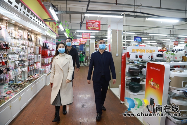 泸县云龙镇主要领导带队深入重点场所督导检查疫情防控工作(图2)