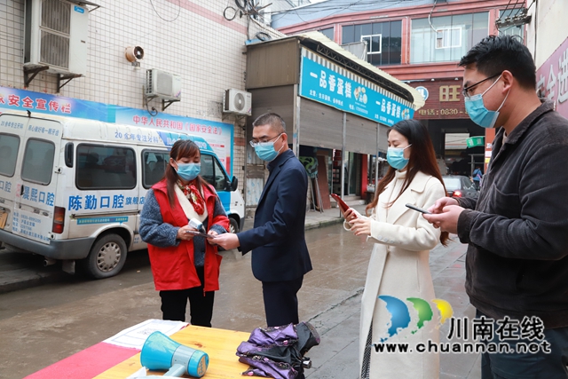 泸县云龙镇主要领导带队深入重点场所督导检查疫情防控工作(图1)