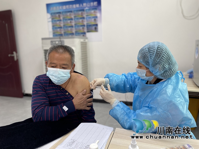 泸县百和镇有序开展新冠病毒疫苗加强免疫接种工作(图2)