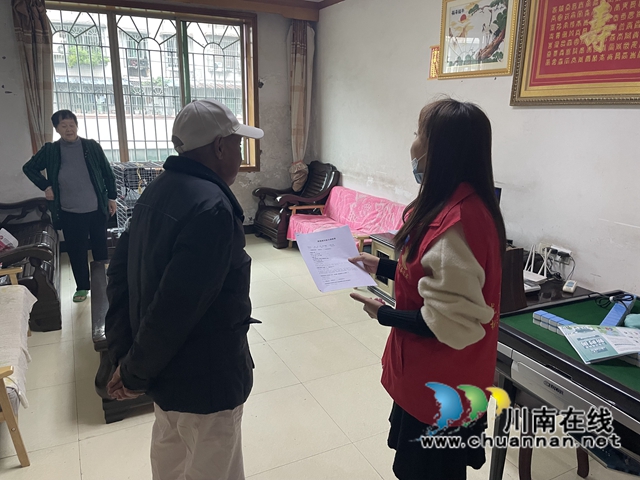 龙马潭区小市街道杜家街社区开展垃圾分类入户宣传活动(图1)