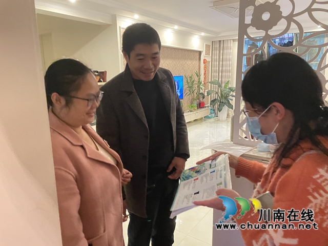 龙马潭区小市街道杜家街社区开展垃圾分类入户宣传活动(图2)