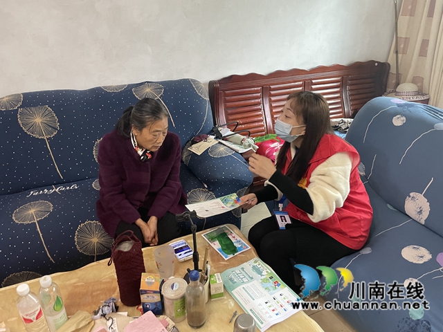 龙马潭区小市街道杜家街社区开展垃圾分类入户宣传活动(图3)