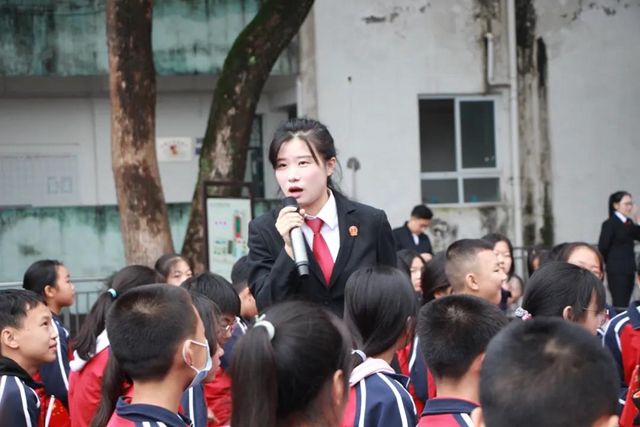 江阳法院小姐姐化身“法治副校长” ，让法治阳光洒满校园(图2)